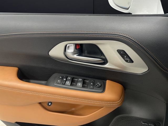 Certified 2024 Chrysler Pacifica Pinnacle image 32