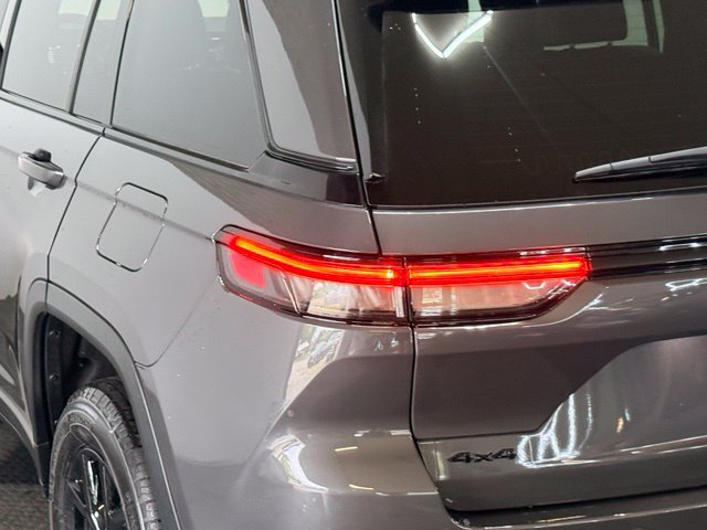 Certified 2024 Jeep Grand Cherokee Altitude AWD/4WD image 9