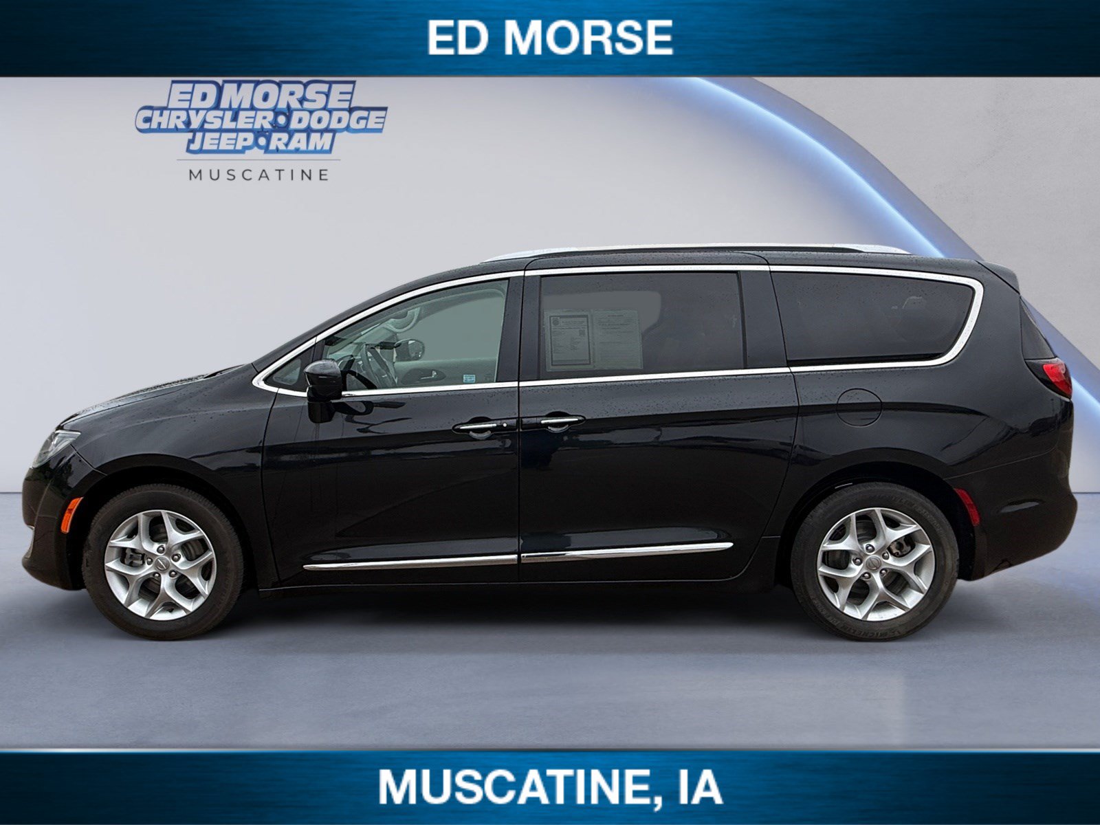 Used 2019 Chrysler Pacifica Touring-L Plus w/ Tire & Wheel Group FWD image 2