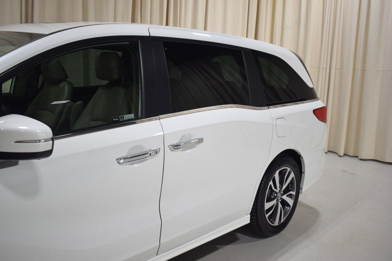 Used 2021 Honda Odyssey Touring image 2