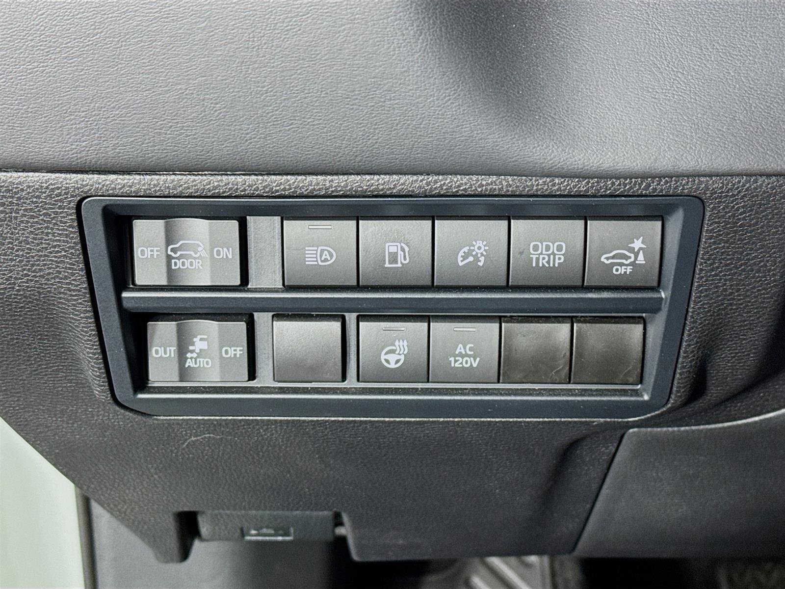 Used 2025 Toyota Sequoia Platinum AWD/4WD image 11