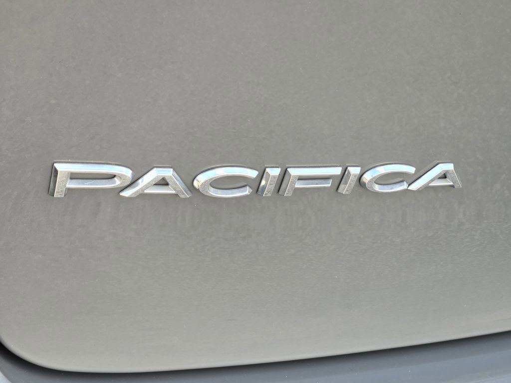 Used 2023 Chrysler Pacifica Touring-L FWD image 10