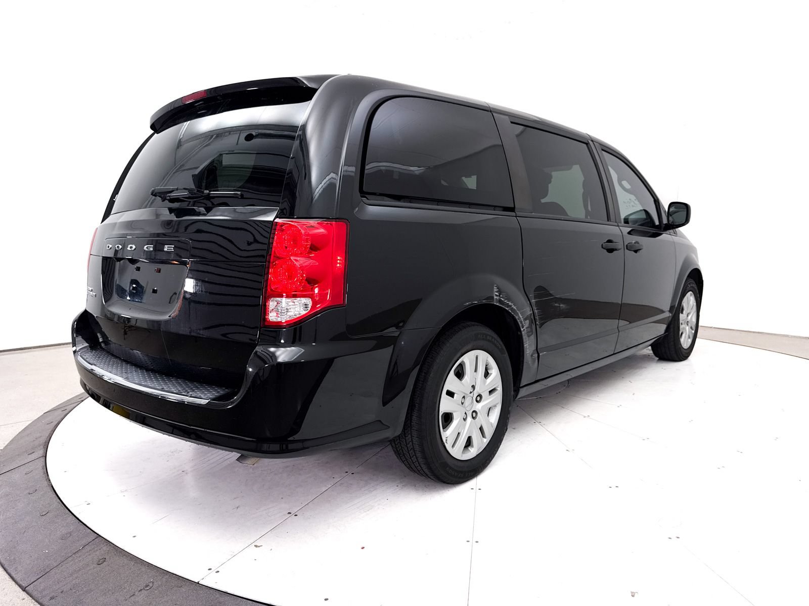 Used 2020 Dodge Grand Caravan SE w/ UConnect Hands-Free Group FWD image 14