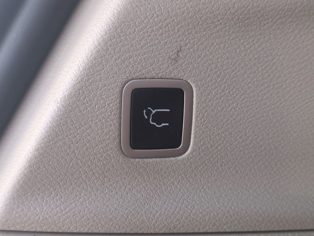 Used 2023 Chrysler Pacifica Touring-L image 15