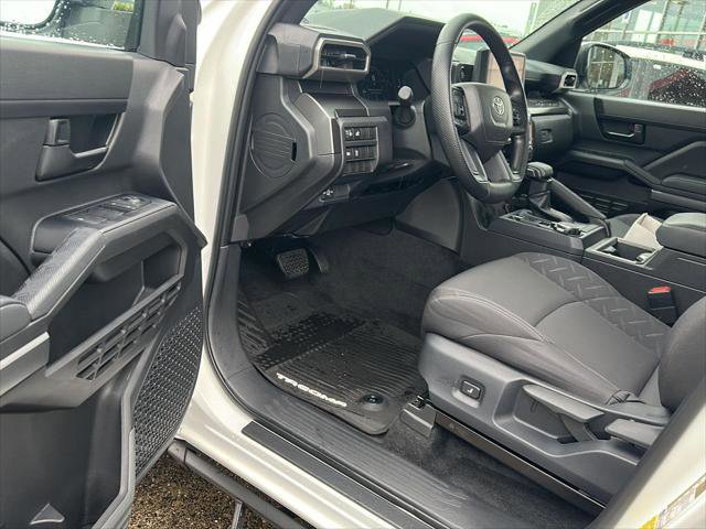 Certified 2025 Toyota Tacoma SR5 AWD/4WD image 15