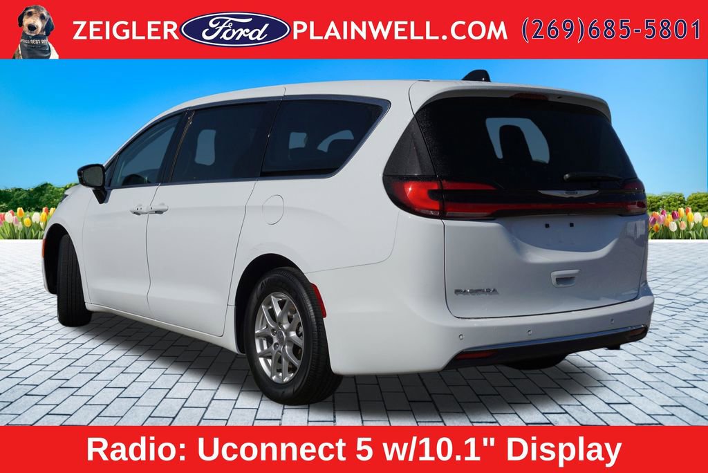 Used 2024 Chrysler Pacifica Touring-L FWD image 3
