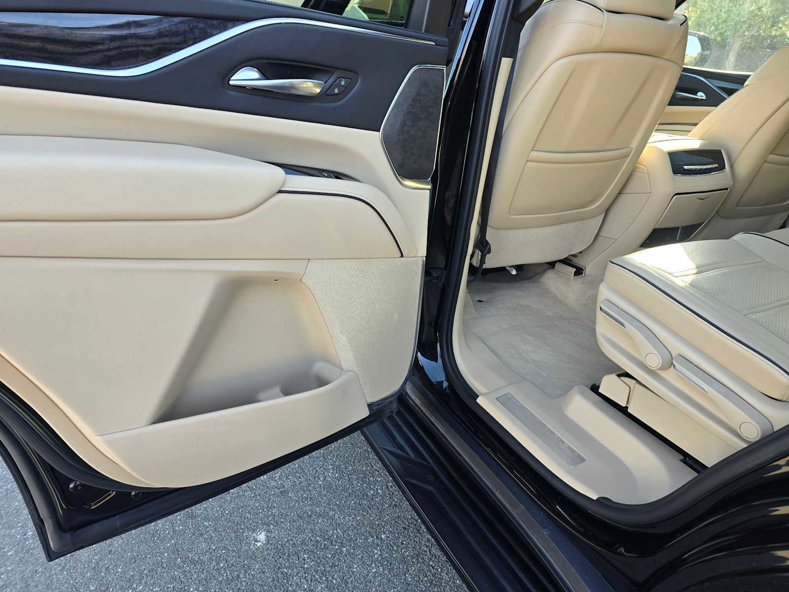 Used 2022 Cadillac Escalade Premium Luxury AWD/4WD image 14