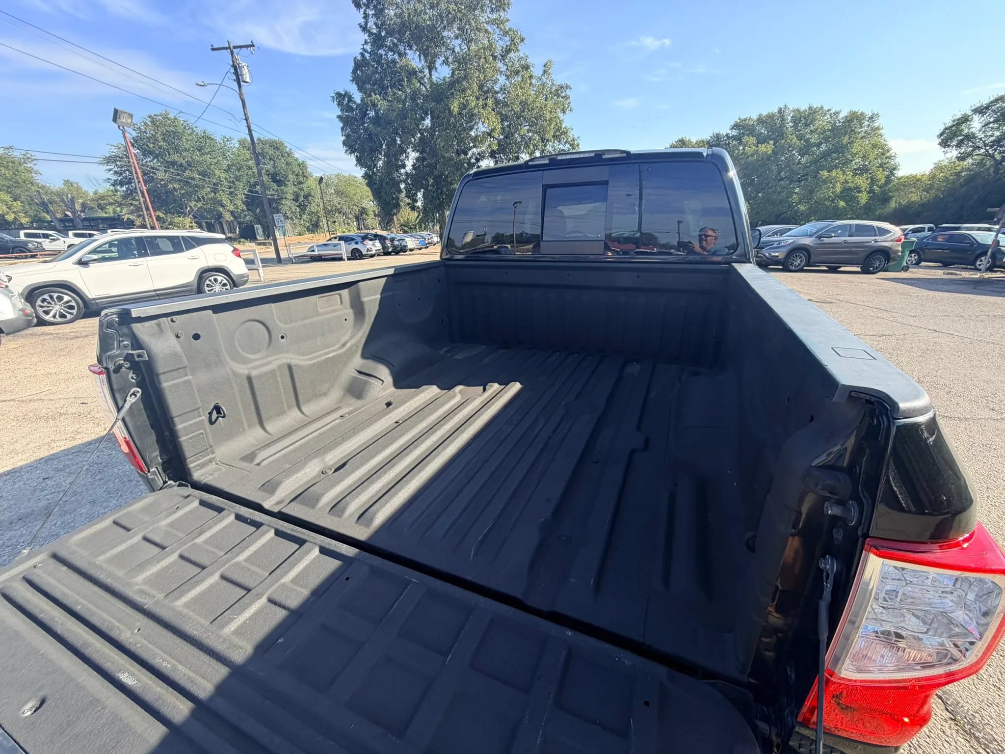 Used 2019 Nissan Titan SV w/ SV Convenience Package RWD image 7