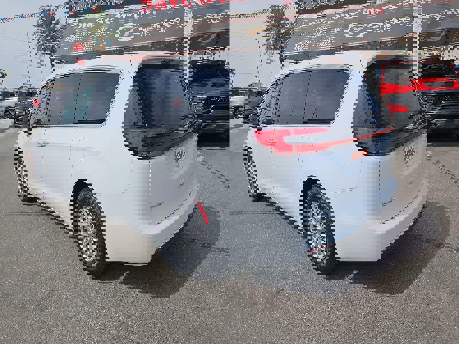 Used 2024 Chrysler Pacifica Touring-L image 8