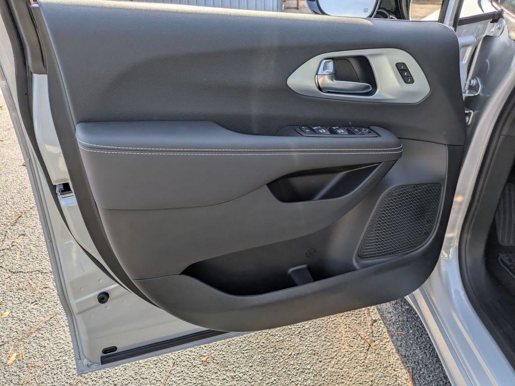New 2026 Chrysler Pacifica Limited FWD image 11