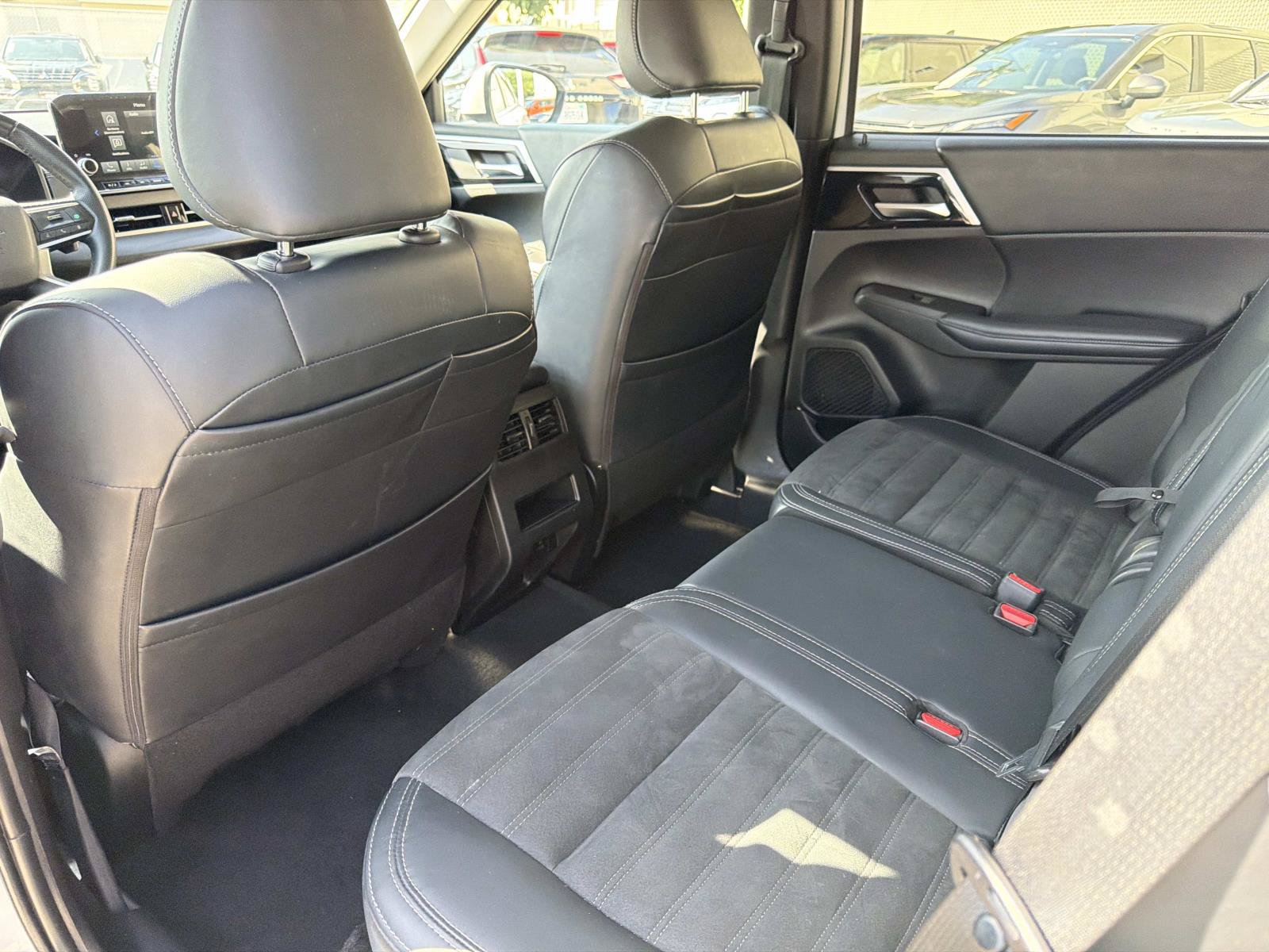 Used 2024 Mitsubishi Outlander AWD image 13