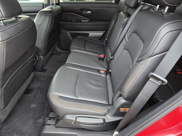 Certified 2024 Nissan Pathfinder SL w/ Black Appearance Package image 19