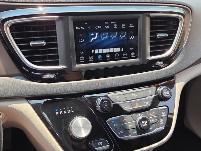 Used 2019 Chrysler Pacifica Touring Plus w/ Tire & Wheel Group FWD image 21