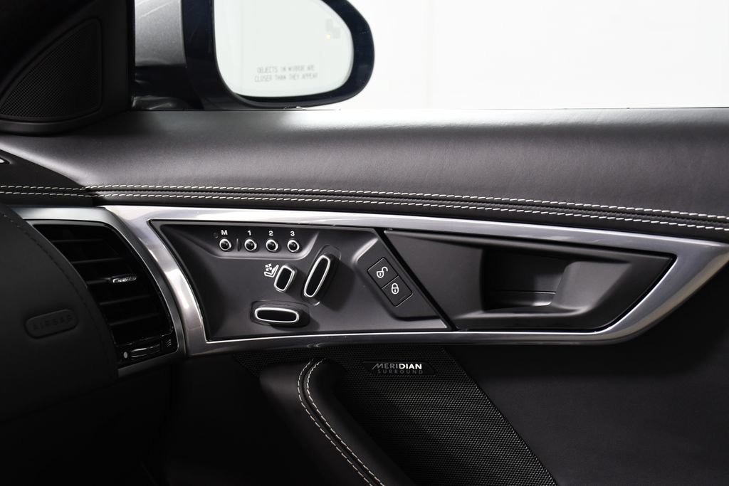 Used 2020 Jaguar F-TYPE R AWD/4WD image 35