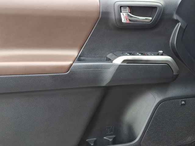 Used 2016 Toyota Tacoma Limited w/ Towing Package image 14