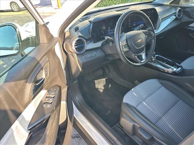 Used 2025 Chevrolet Trax LT w/ Driver Confidence Package FWD image 14