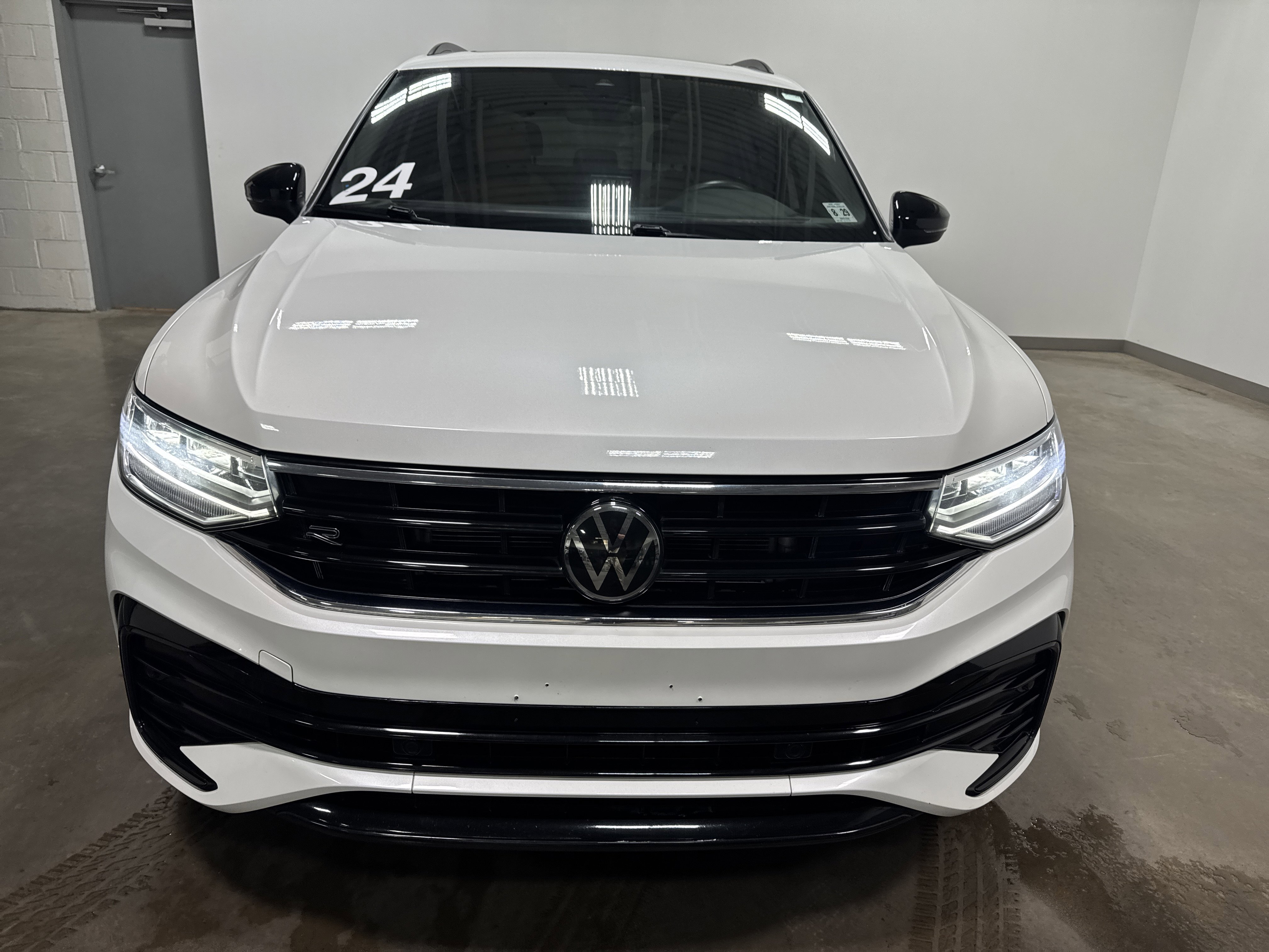 Certified 2024 Volkswagen Tiguan SE R-Line AWD/4WD image 9