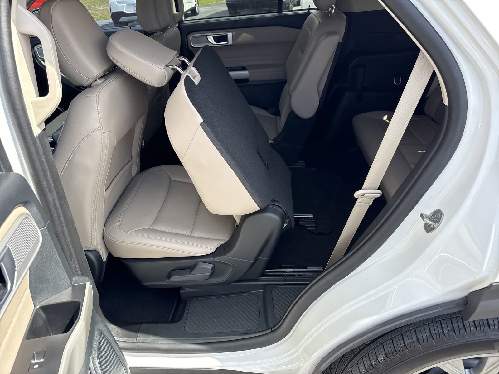 Used 2023 Ford Explorer Limited w/ Equipment Group 301A AWD/4WD image 11