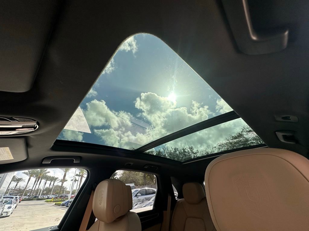 Certified 2023 Porsche Cayenne Platinum Edition image 24