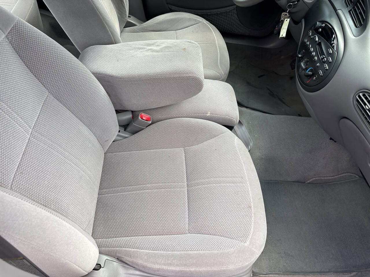 Used 1998 Ford Taurus SE FWD image 8
