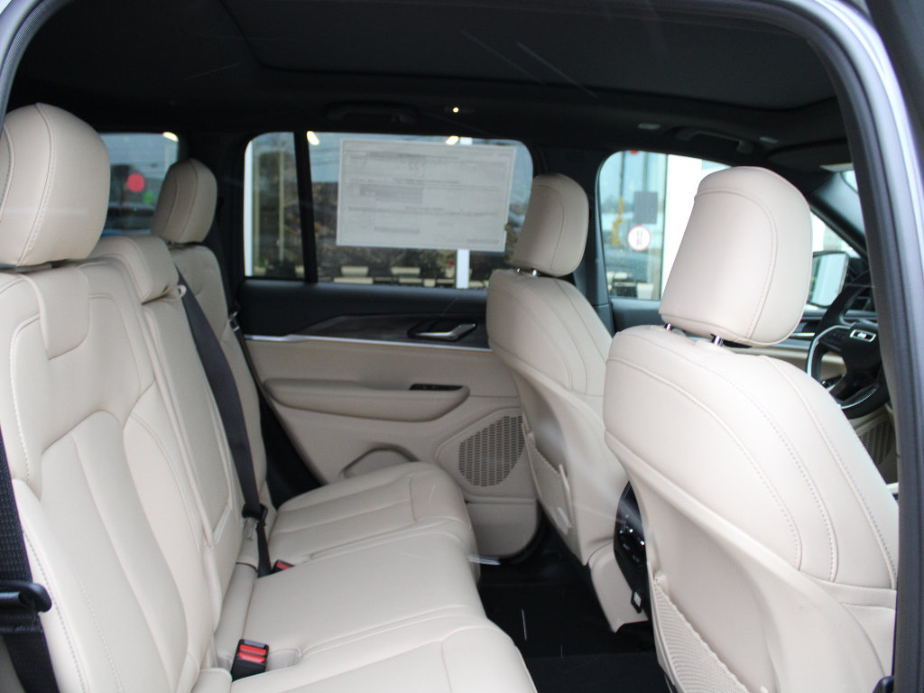 New 2025 Jeep Grand Cherokee Limited image 25