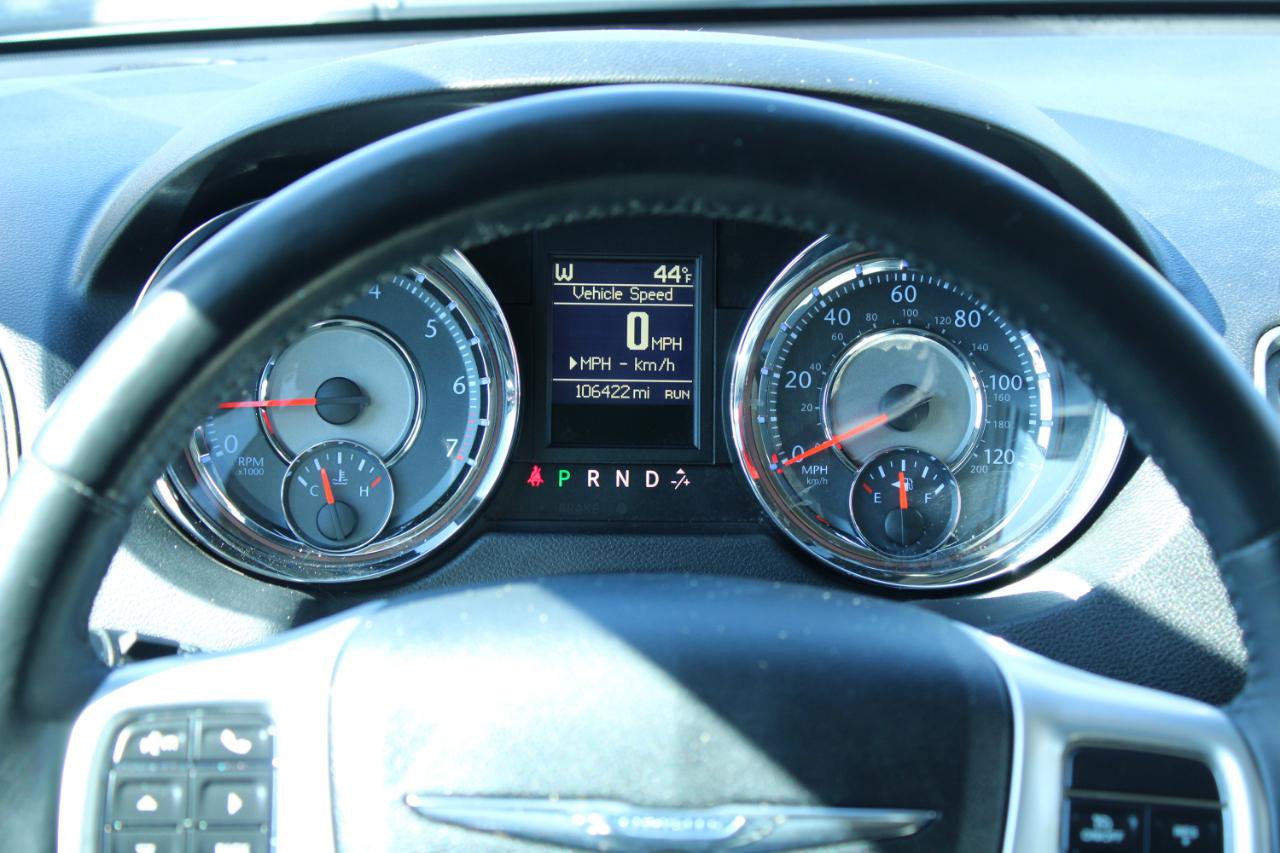 Used 2016 Chrysler Town & Country Touring FWD image 8
