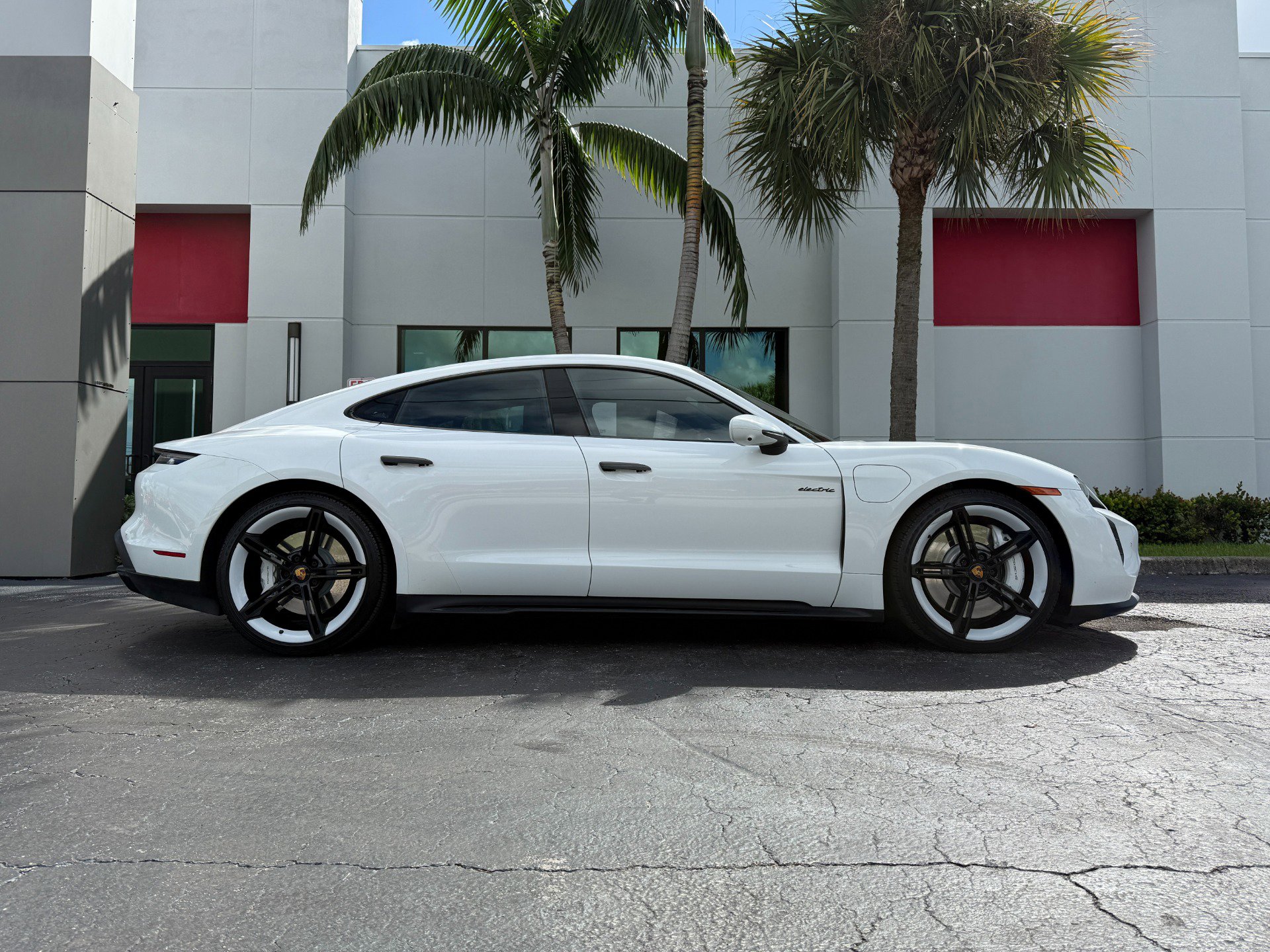 Used 2022 Porsche Taycan GTS image 4
