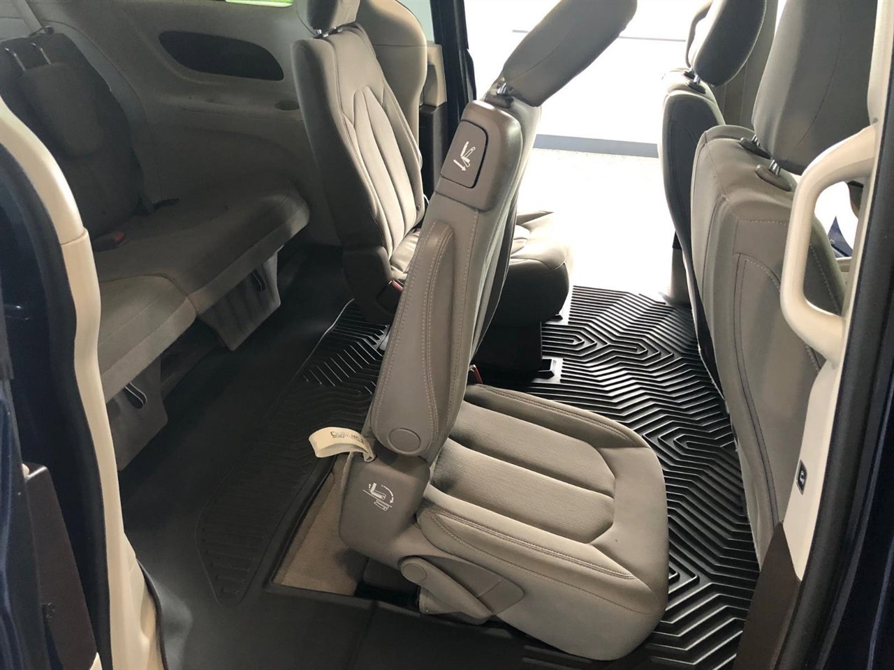 Used 2017 Chrysler Pacifica Touring w/ Tire & Wheel Group image 15