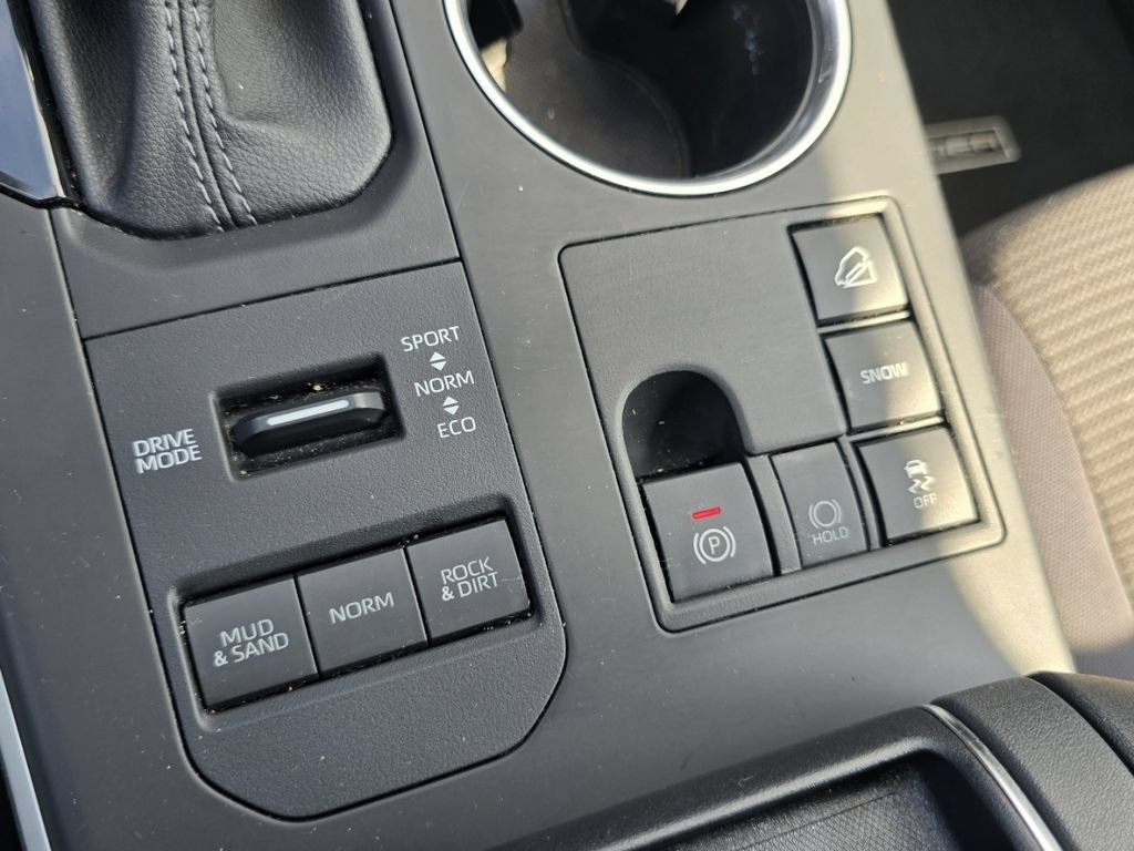 Used 2023 Toyota Highlander LE AWD/4WD image 7