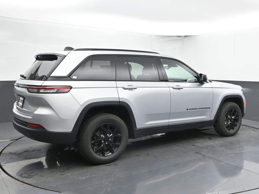 Used 2024 Jeep Grand Cherokee Altitude image 11