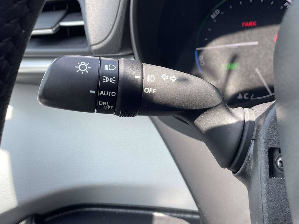 Used 2025 Toyota Sienna XLE FWD image 28