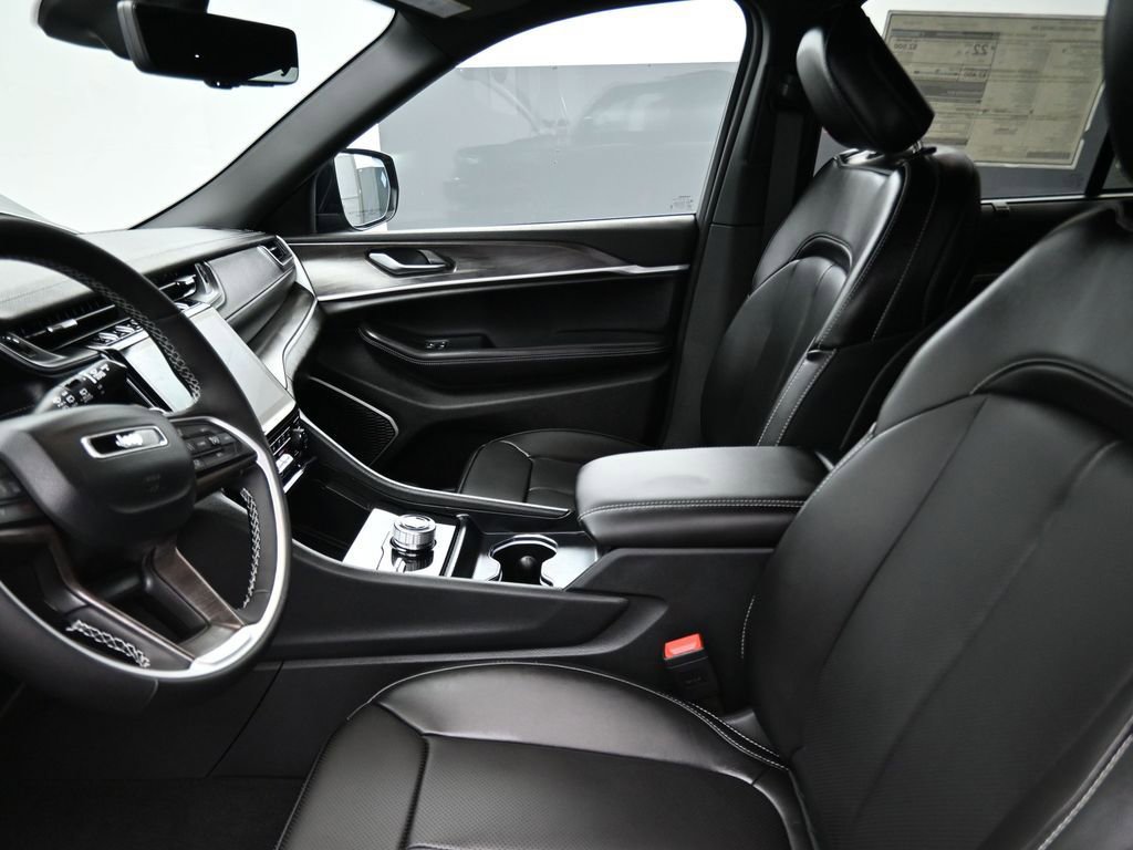 New 2025 Jeep Grand Cherokee Limited w/ Luxury Tech Group II image 13