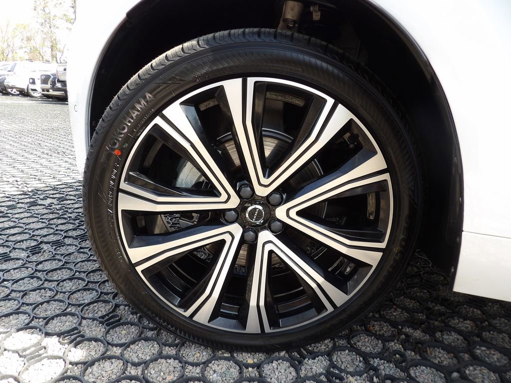 Used 2023 Volvo XC60 B5 Ultimate w/ Climate Package FWD image 28
