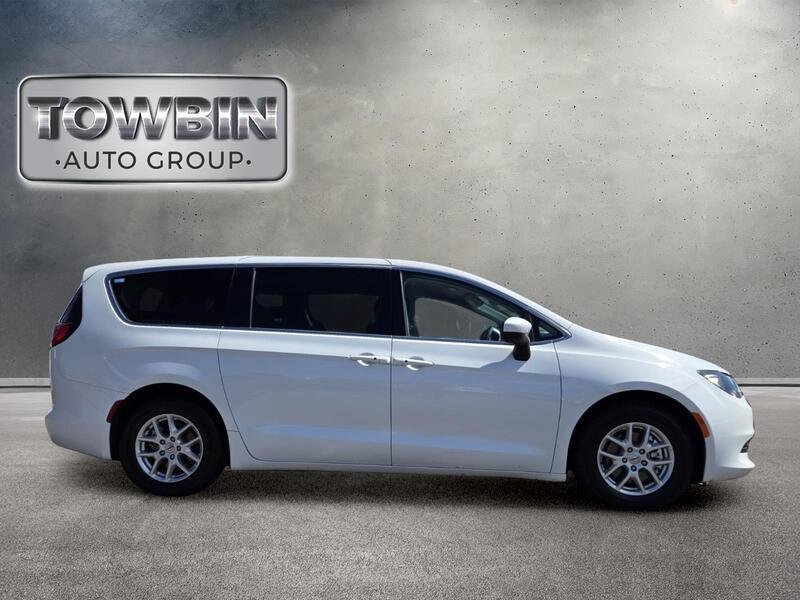 Used 2022 Chrysler Voyager LX FWD image 3