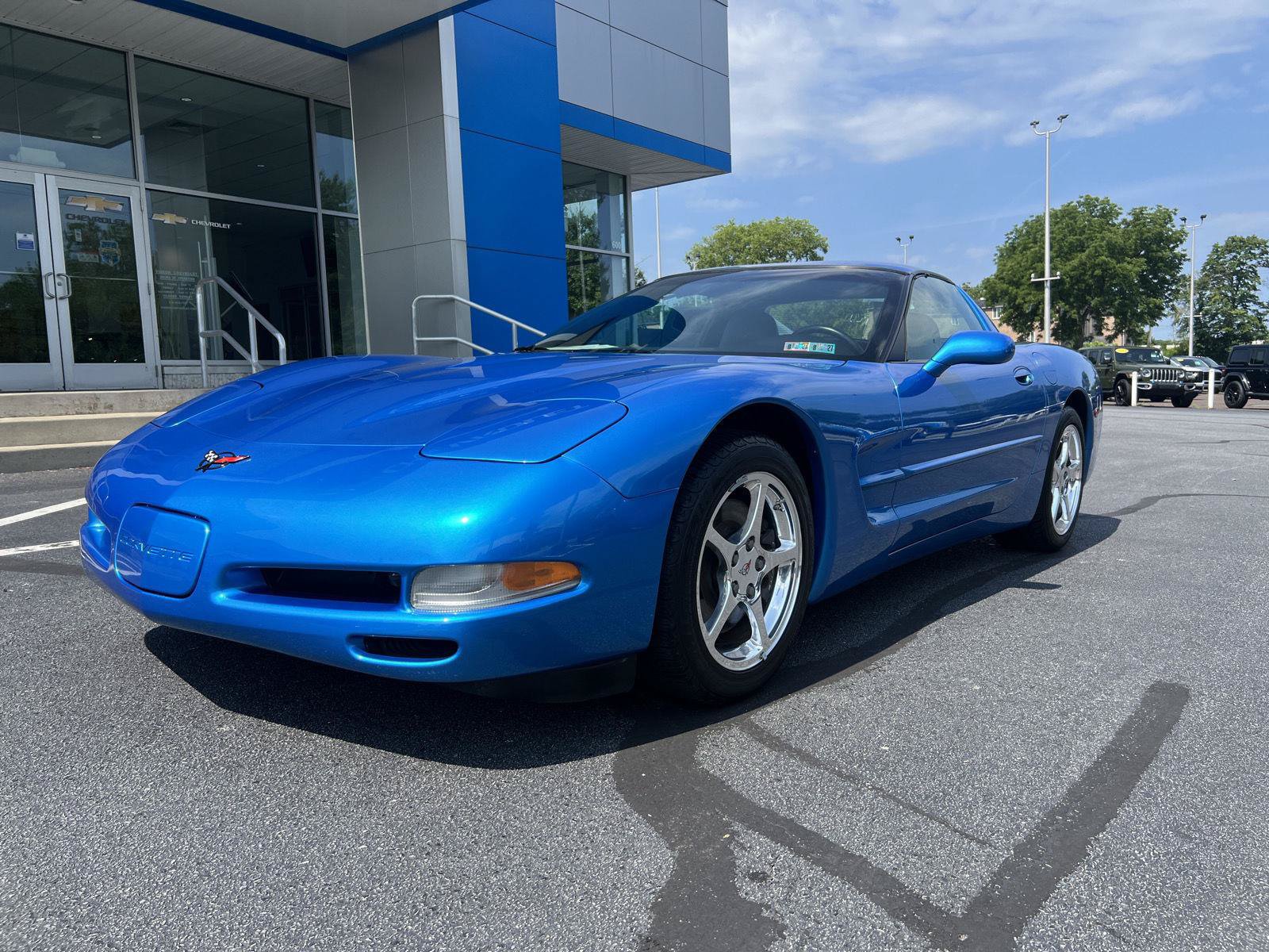 Used 2000 Chevrolet Corvette Coupe w/ Performance Handling Pkg RWD image 3