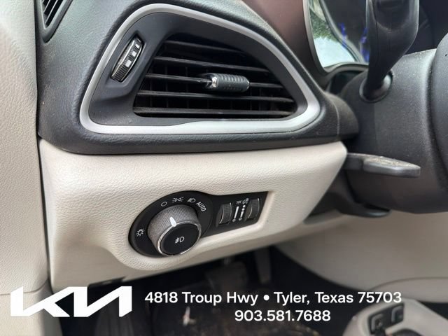 Used 2018 Chrysler Pacifica Touring Plus w/ Tire & Wheel Group FWD image 15