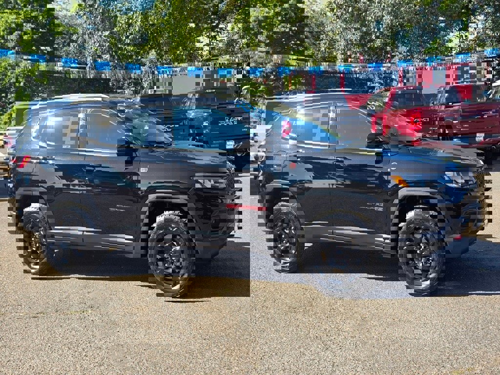 Used 2023 Jeep Compass Trailhawk image 2