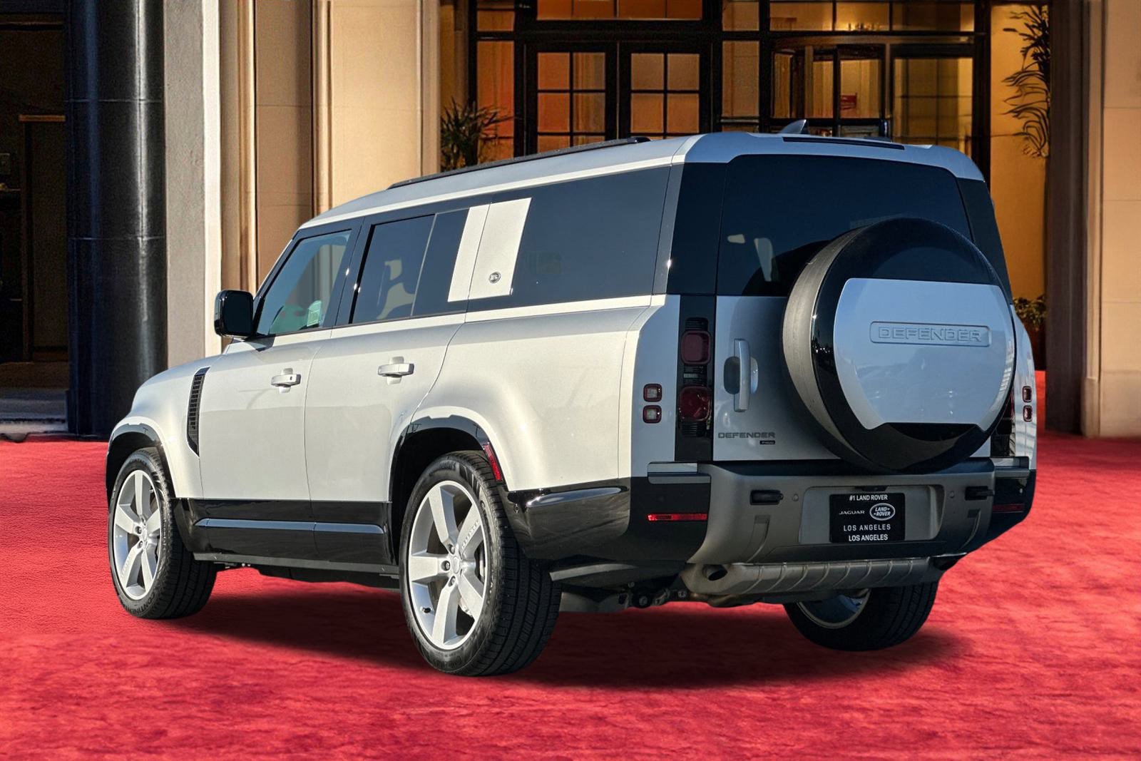 Used 2023 Land Rover Defender 130 X-Dynamic SE image 4