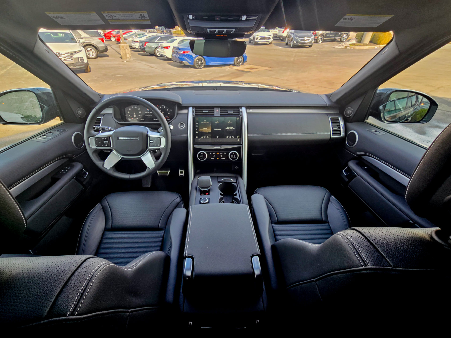 Used 2025 Land Rover Discovery Dynamic SE AWD/4WD image 2