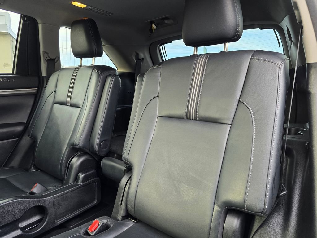 Used 2018 Toyota Highlander SE image 19