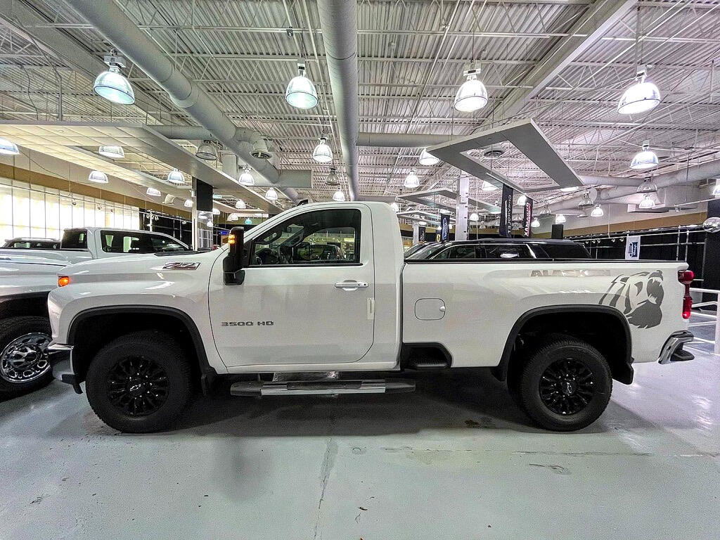 Used 2022 Chevrolet Silverado 3500 LT w/ Convenience Package image 2