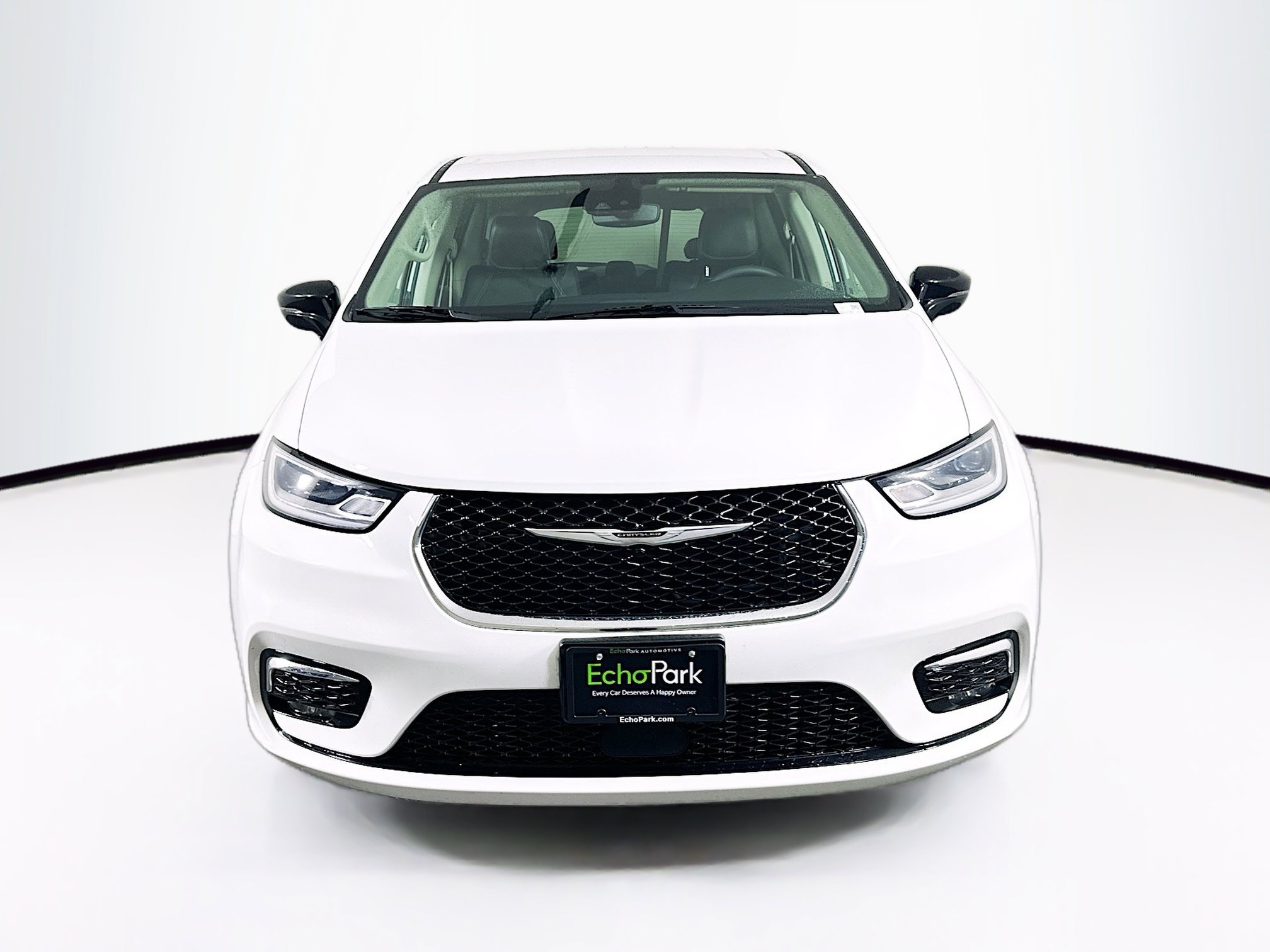 Used 2024 Chrysler Pacifica Touring-L image 2