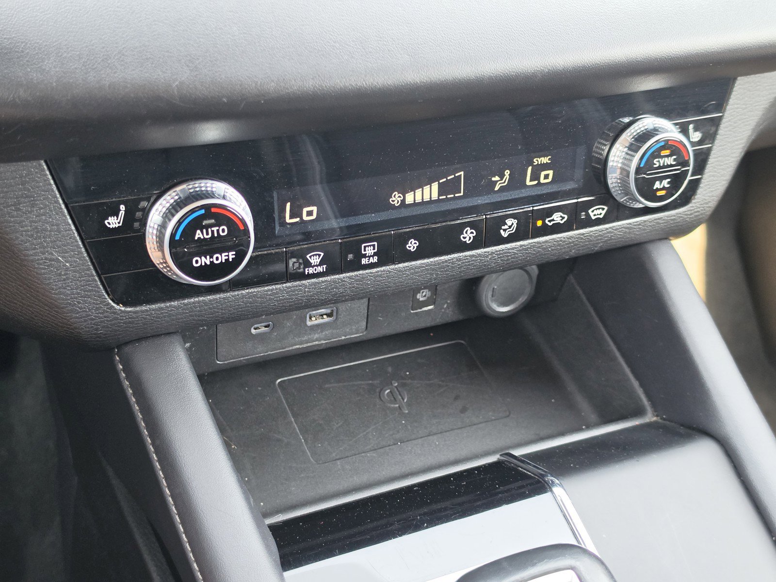 Used 2024 Mitsubishi Outlander SE image 25