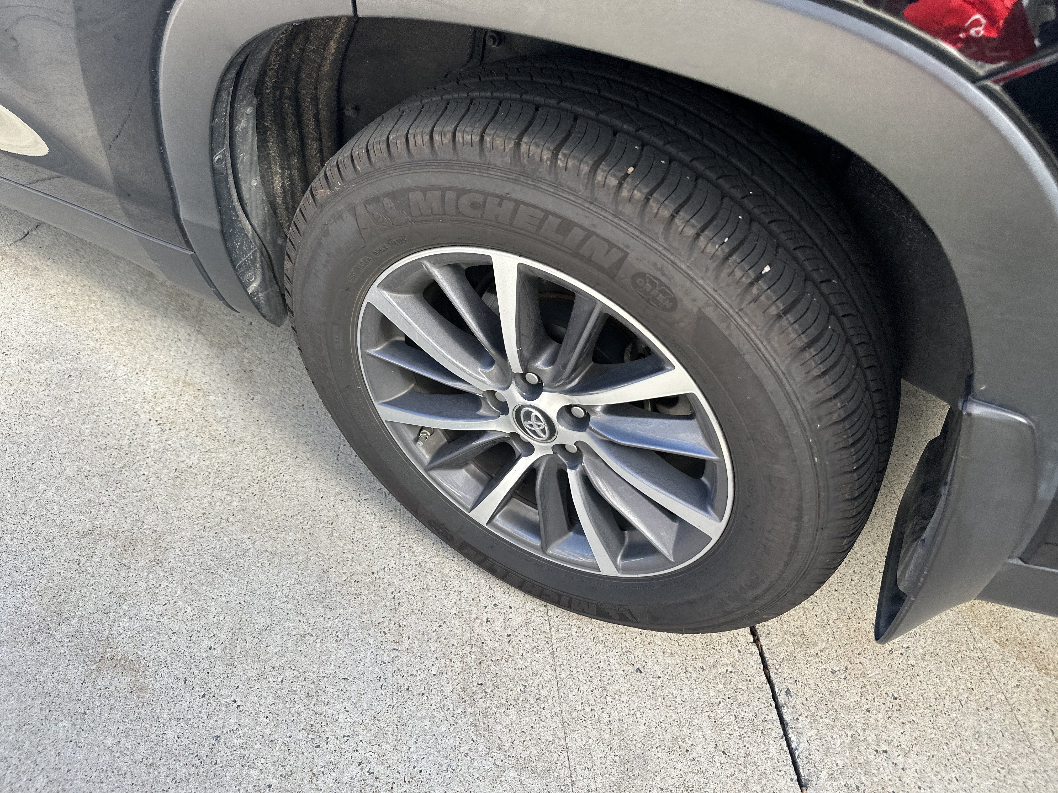 Used 2019 Toyota Highlander XLE AWD/4WD image 32
