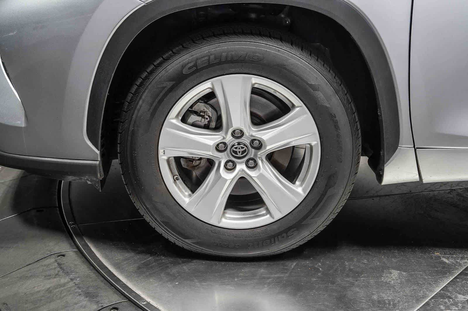 Used 2025 Toyota Highlander LE FWD image 9