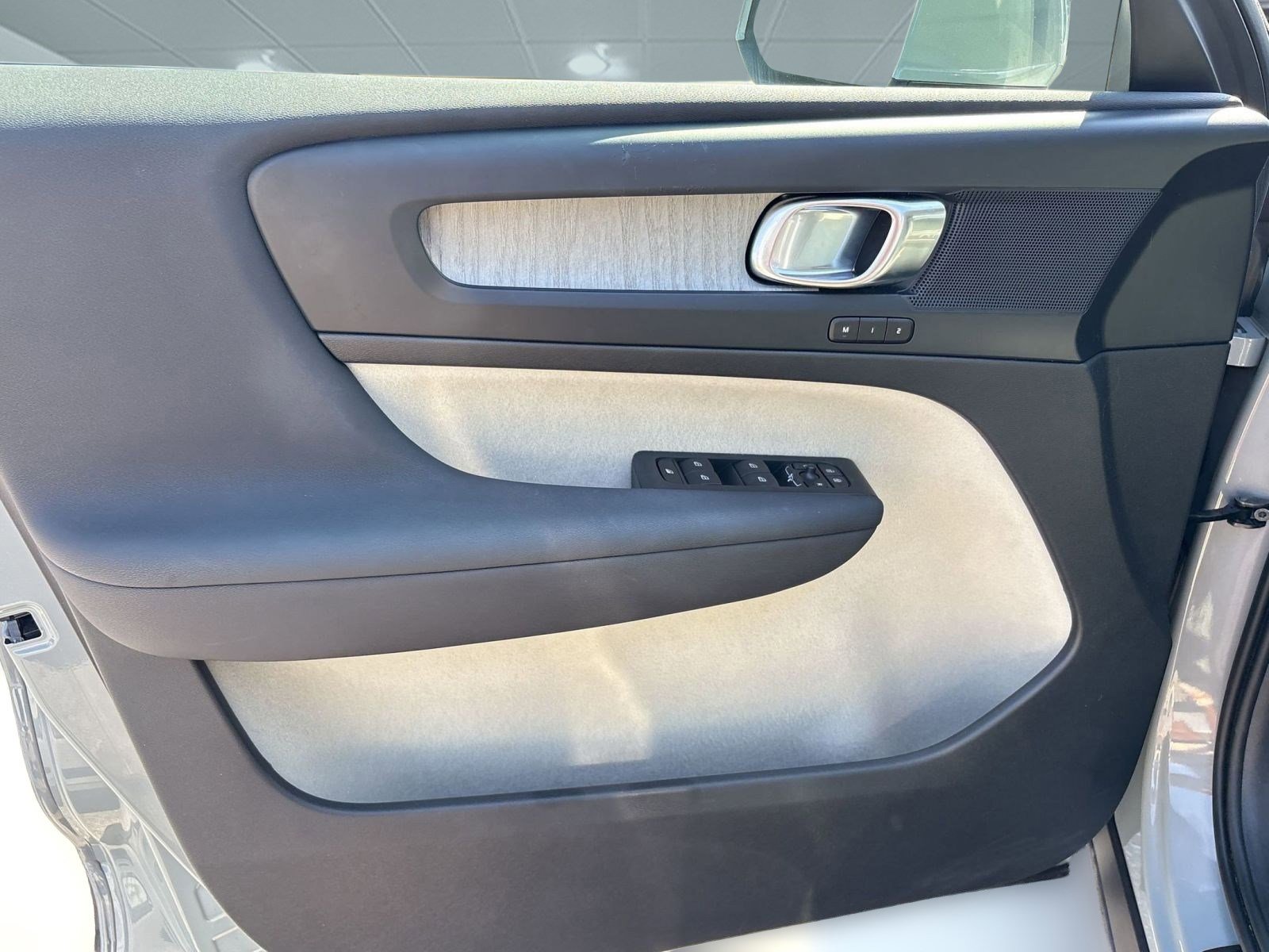 Certified 2024 Volvo XC40 B5 Plus w/ Protection Package Premier image 20