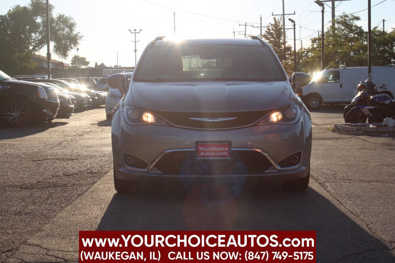 Used 2018 Chrysler Pacifica Touring-L image 2
