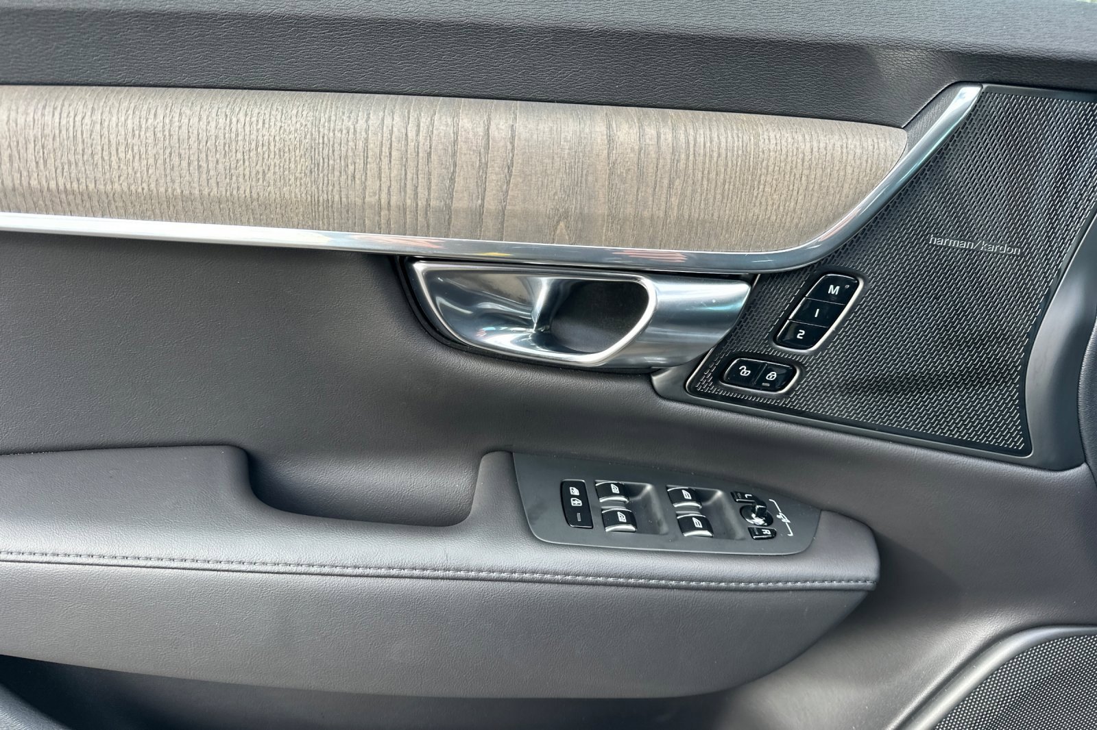 Used 2025 Volvo S90 B6 Plus w/ Protection Package Premier image 10