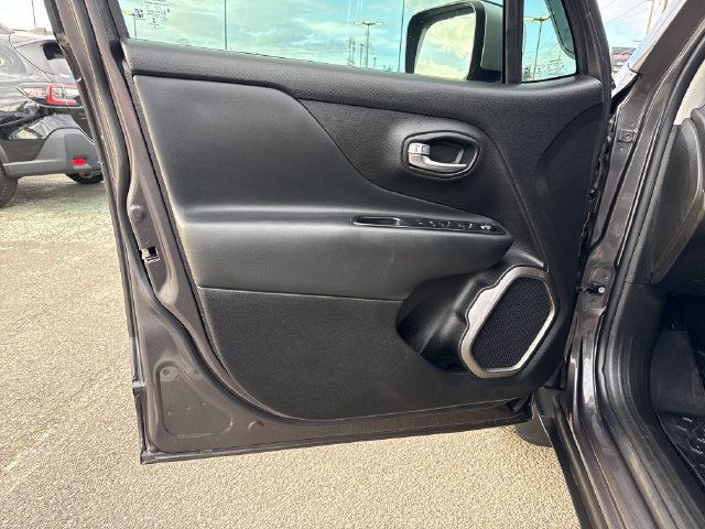 Used 2018 Jeep Renegade Limited AWD/4WD image 15