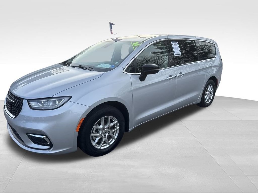 Used 2024 Chrysler Pacifica Touring-L image 2